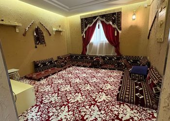 شاليه بجلسة خارجية وصالة جلوس