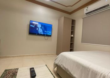 استديو بأثاث مريح وبسيط 
