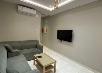 شقة بصالة وثلاث غرف نوم