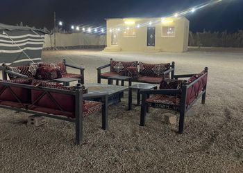 مخيم بألعاب أطفال وبيت شعر 
