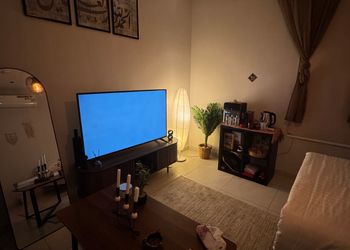 استديو بسرير ماستر وجلسة مريحة 