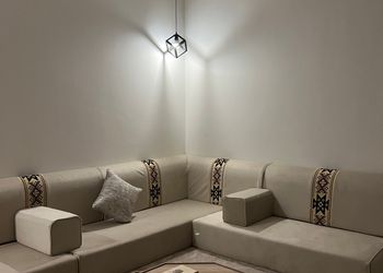 شقة بصالة أنيقة ودخول ذاتي