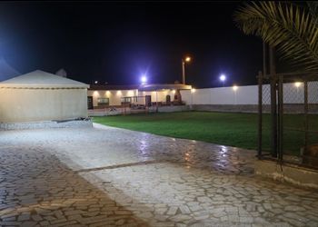 استراحة بمسطح اخضر وألعاب أطفال