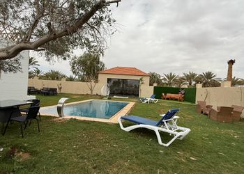 شاليه هادئ بمجلس خارجي ومسبح 