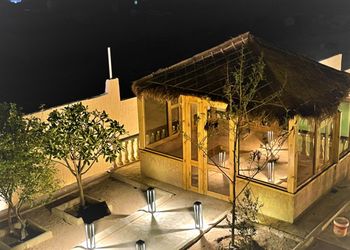 منتجع  بملحق خارجي مطل على الحديقه 