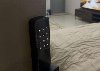 استديو بأثاث مريح وبسيط 