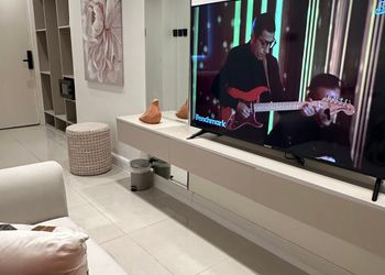 استديو بأثاث مريح وبسيط 