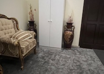 استديو بأثاث مريح وبسيط