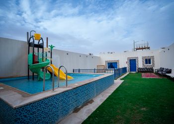 شاليه بألعاب أطفال ومسبح