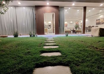 شاليه بجلسة خارجية ومسطح اخضر
