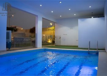 شاليه بملعب كرة طائرة ومسبح