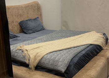 شقة بغرفة معيشة وغرفتين نوم 