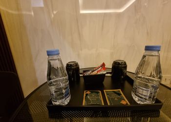 غرفة نوم بسرير ماستر