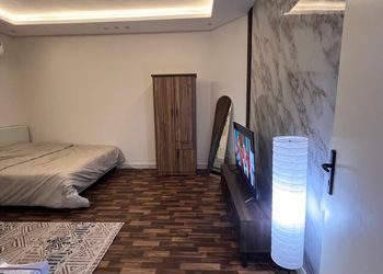 استديو بأثاث مريح وبسيط 