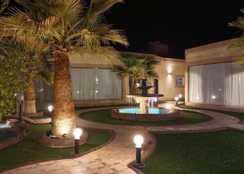 شالية بمجلس مطل على الفناء الخارجي 
