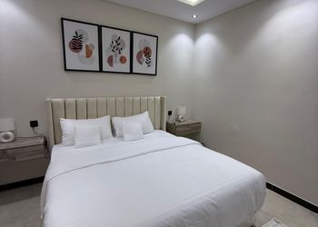 شقة بدخول ذاتي وصالة أنيقة 