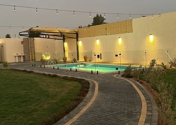 شاليه بمسطح اخضر ومسبح 