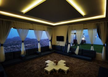 استراحة بجلسه خارجيه مطله