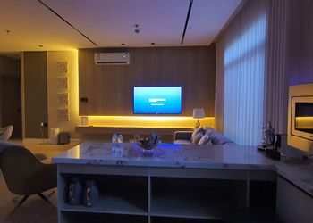 شقة بصالة وثلاث غرف نوم بموقع مميز 