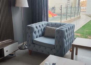 شاليه بجلسة تطل على مسبح خارجي  