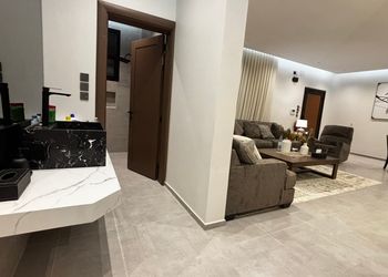 شقة ثلاث غرف نوم بتصميم مودرن