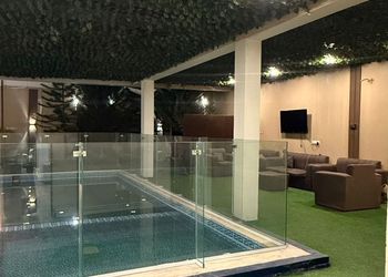 شاليه بمسطح اخضر وجلسة خارجية