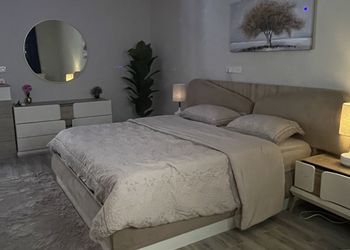 شاليه بجلسة تطل على مسبح خارجي 