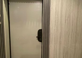 استديو بأثاث مريح وبسيط 
