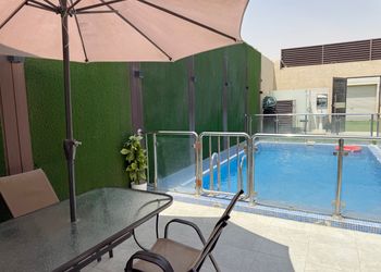 شاليه بمسبح و مسطح اخضر 