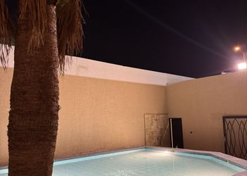 شاليه بجلسة خارجية ومسبح خارجي
