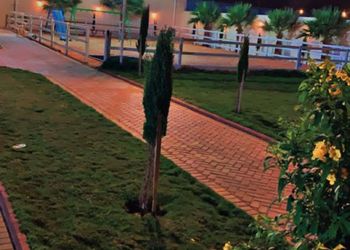 استراحة بمجلس ومسطحات خضراء