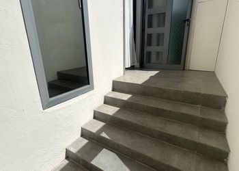 استديو بأثاث مريح وبسيط 