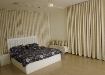 شقة بصالة مريحة وغرفة نوم 