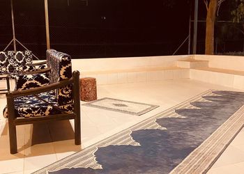 مزرعة بمسطحات خضراء وجلسة خارجية