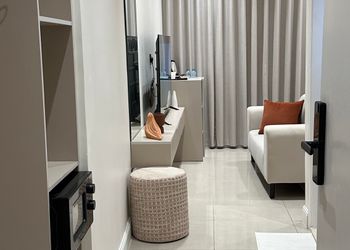 استديو بأثاث مريح وبسيط 