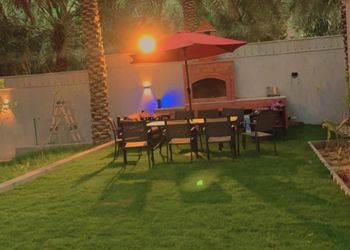 شاليه بجلسة تطل على مسبح خارجي 