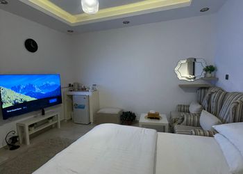 شقة بغرفة نوم وسطح خارجي