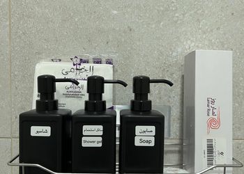شاليه بمسطح اخضر وجلسة 
