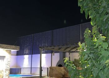 شاليه بجلسة خارجية ومسبح خارجي