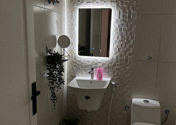 استديو بأثاث مريح وبسيط 