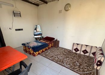 استراحة بمسطح اخضر وجلسة خارجية