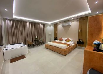 استراحة بمجلس وفناء خارجي 