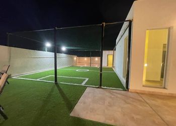 شقة بصالة وثلاث غرف نوم 