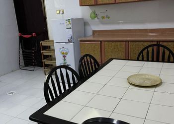 شقة واسعة بصالة وثلاث غرف نوم 