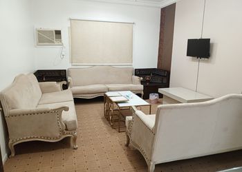 شقة بغرفة جلوس وغرفتين نوم 