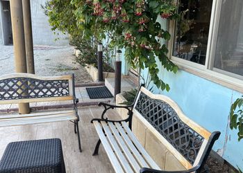 مزرعة بكوخ وإطلالة على الحديقة