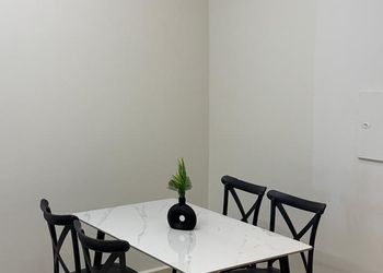 شاليه بمسطح اخضر وجلسة خارجية