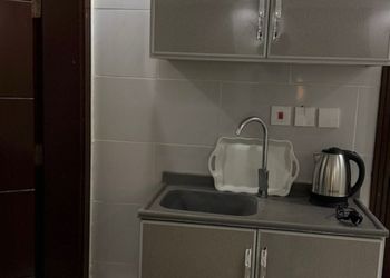 استديو بسرير ماستر وجلسة مريحة 