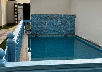 شاليه بمسبح وجلسة خارجية 