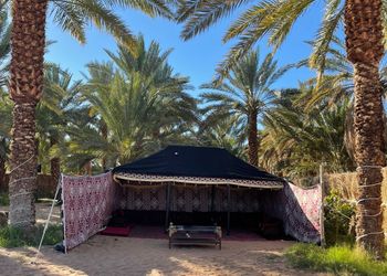 استراحه بمسطحات خضراء وغرف نوم